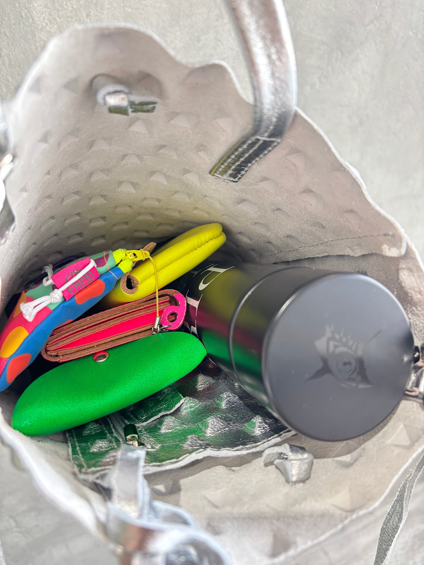 スタッズエンボスバッグ(モノトーン)/イタリア・フィレンツェのレザーバッグ