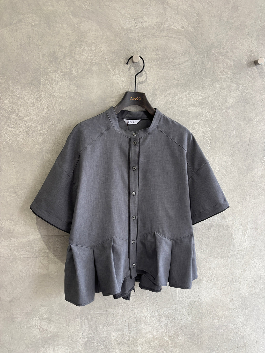 ぺプラムブラウス／trois