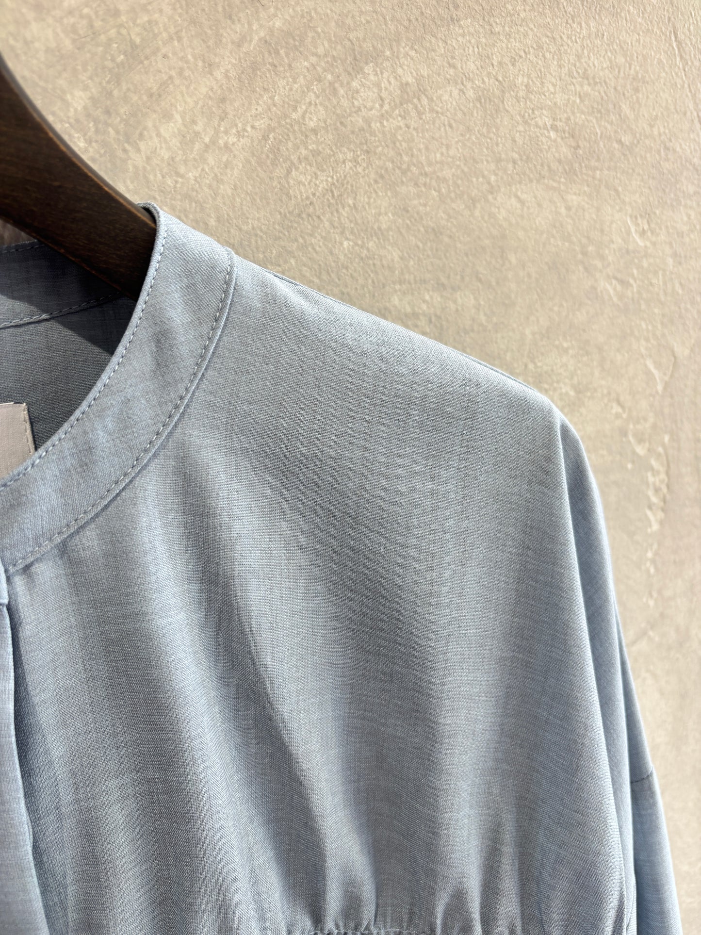 シャーリングティアードブラウス／CYAN tokyo