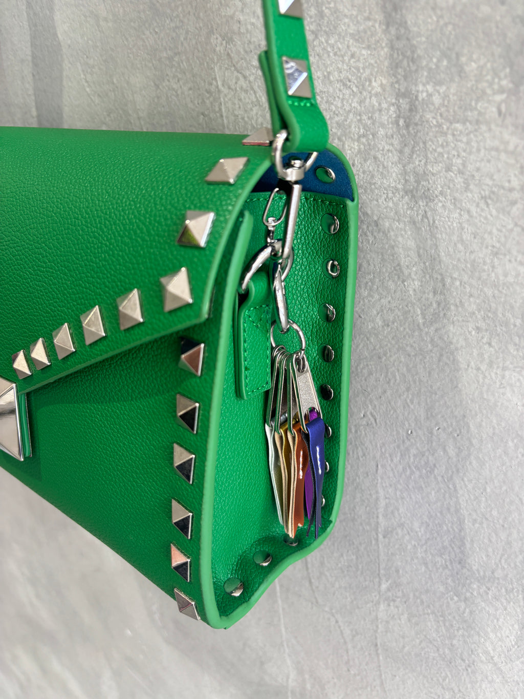 【予約販売】スタッズショルダーハードバッグ／cheek