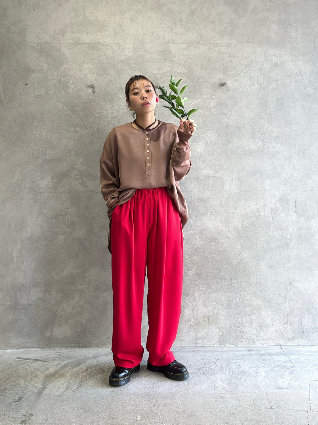 ★グロッシーヘンリーリブブラウス／CYAN tokyo