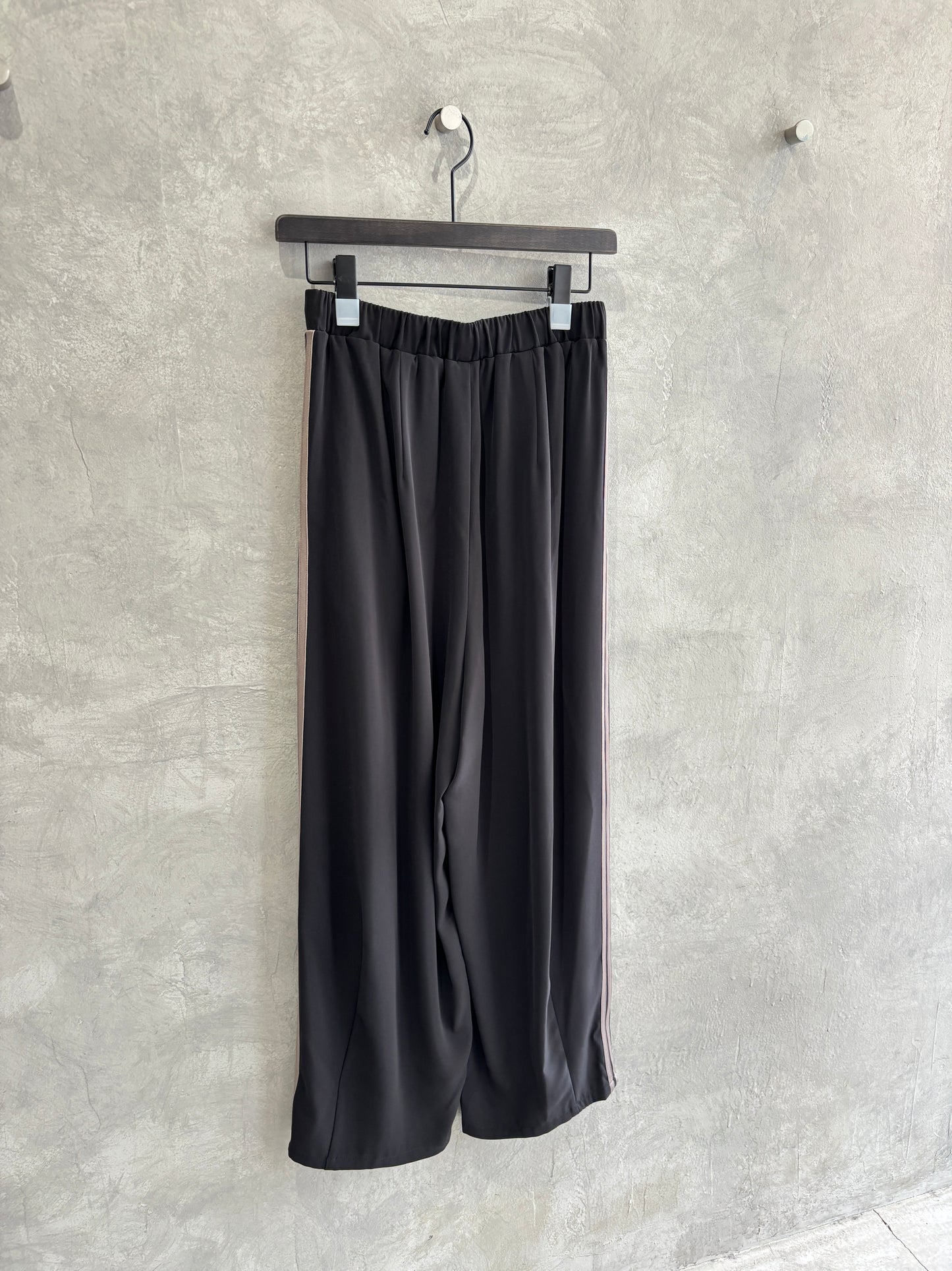 サイドラインバレルレッグパンツ／ayane