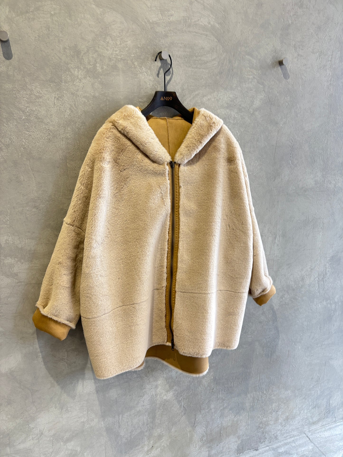 リバーシブルフェイクムートンフードコート／Dignite collier