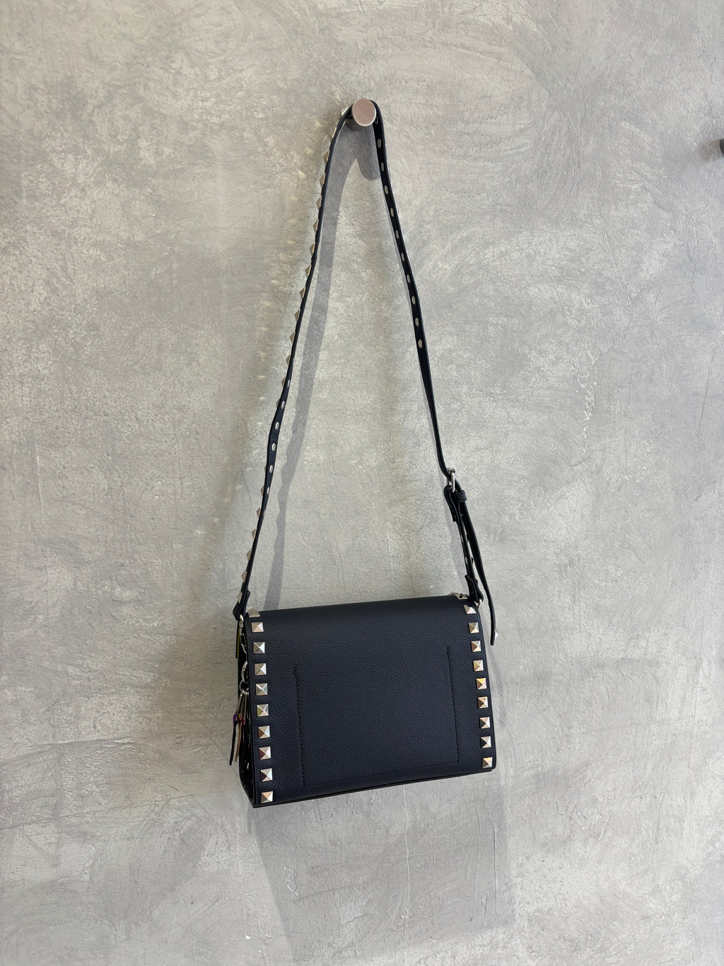 【予約販売】スタッズショルダーハードバッグ／cheek