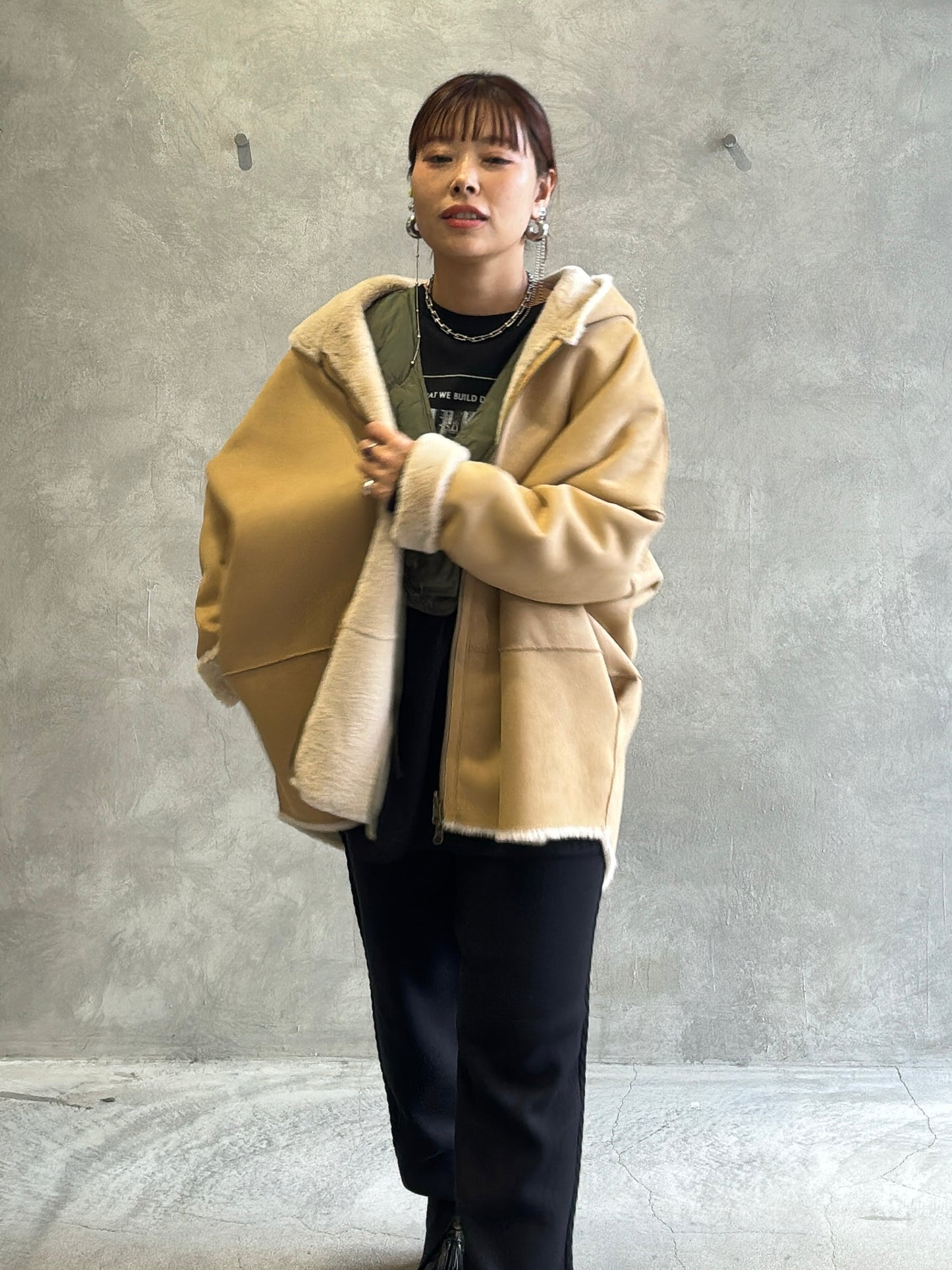 リバーシブルフェイクムートンフードコート／Dignite collier