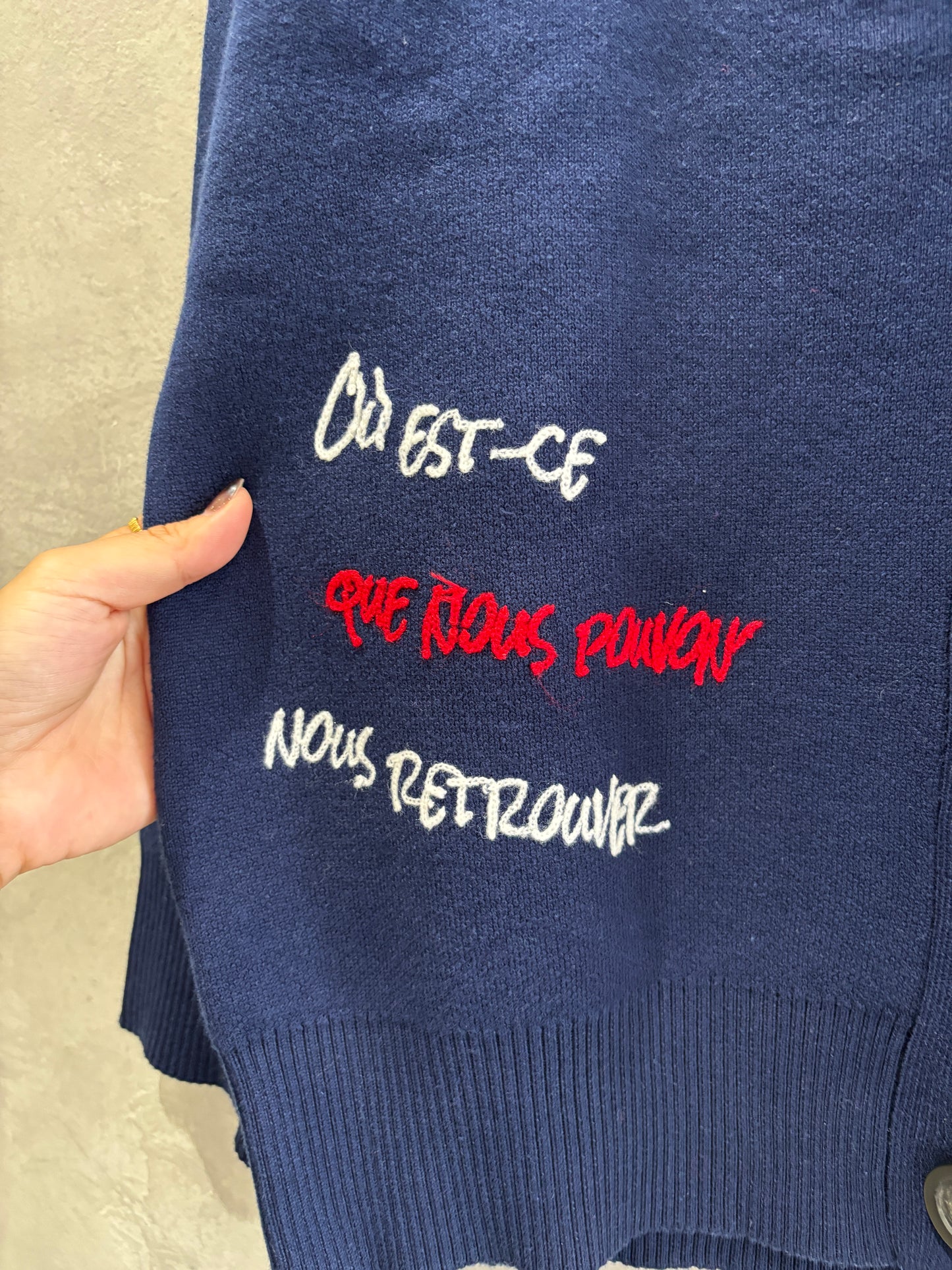 刺繍ロゴニットカーディガン／LHELBIE