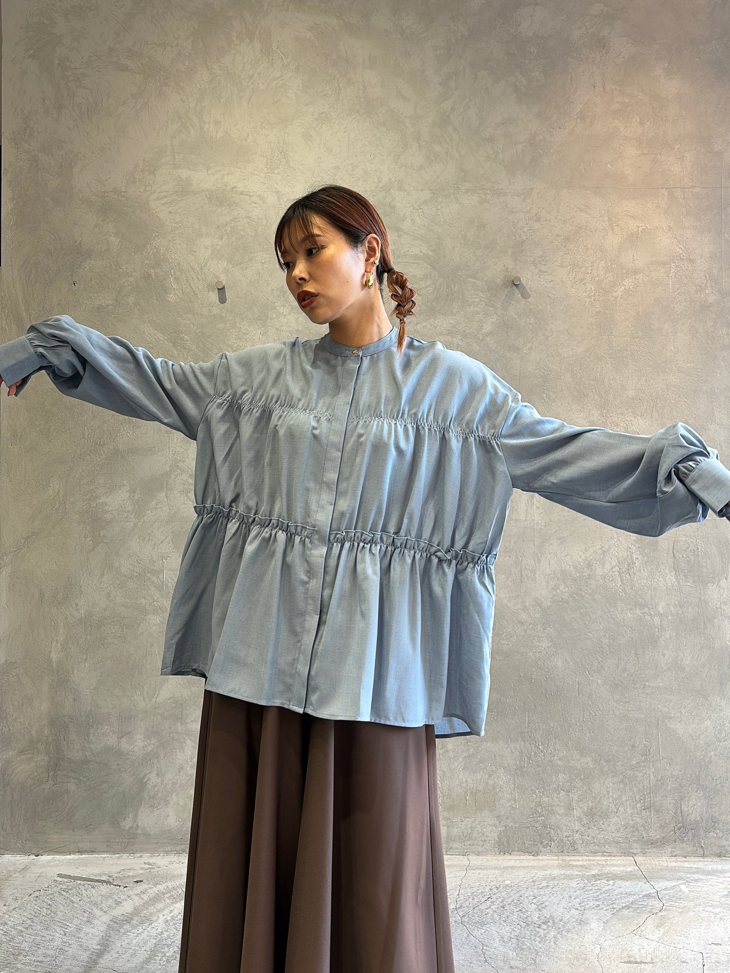 シャーリングティアードブラウス／CYAN tokyo