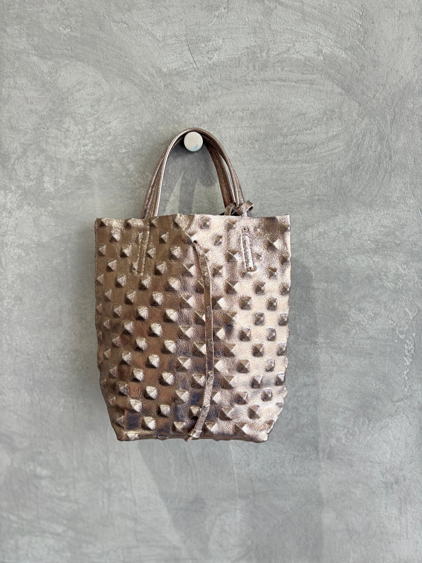 スタッズエンボスバッグ／イタリア・フィレンチェのレザーバッグ