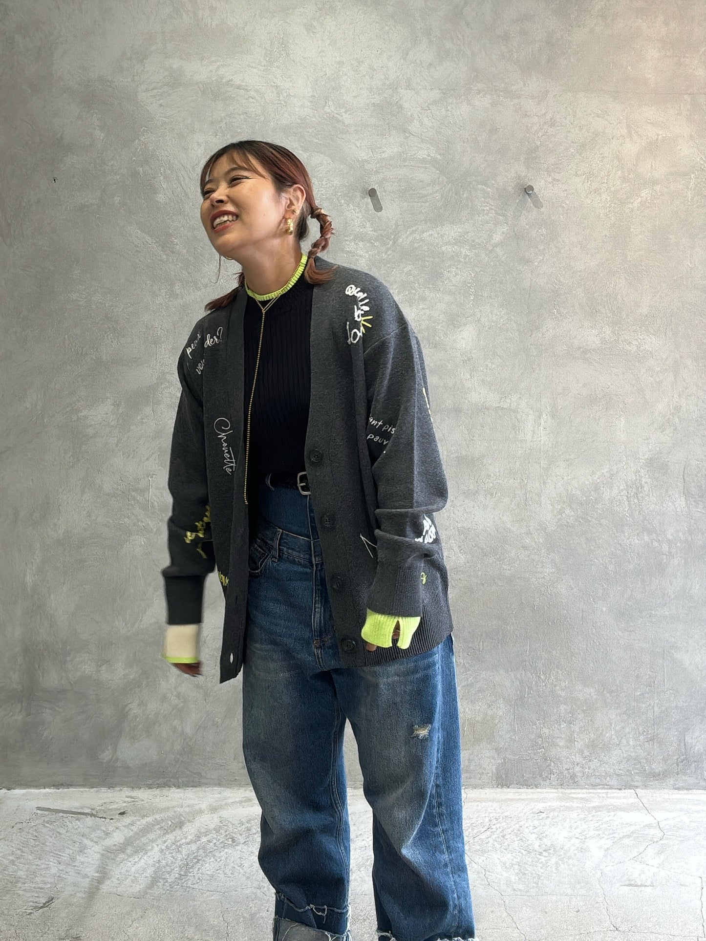 刺繍ロゴニットカーディガン／LHELBIE