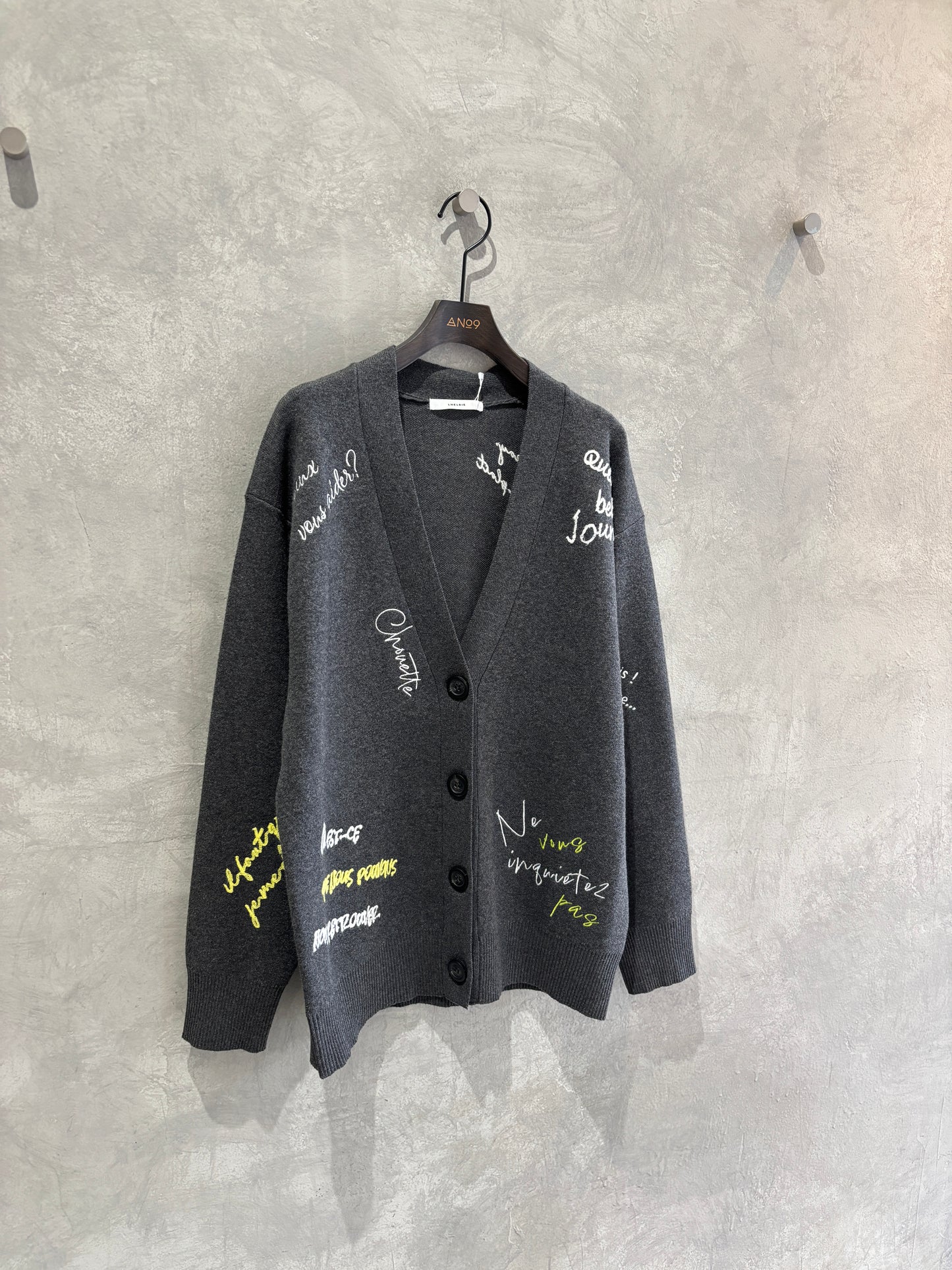 刺繍ロゴニットカーディガン／LHELBIE