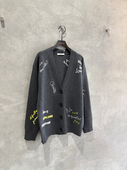 刺繍ロゴニットカーディガン／LHELBIE