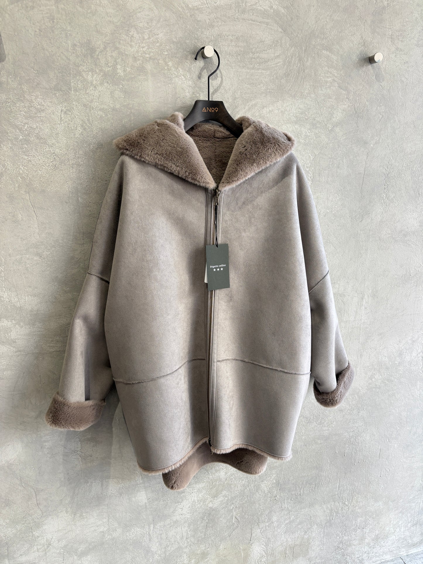 リバーシブルフェイクムートンフードコート／Dignite collier