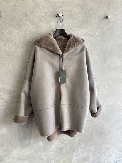 リバーシブルフェイクムートンフードコート／Dignite collier