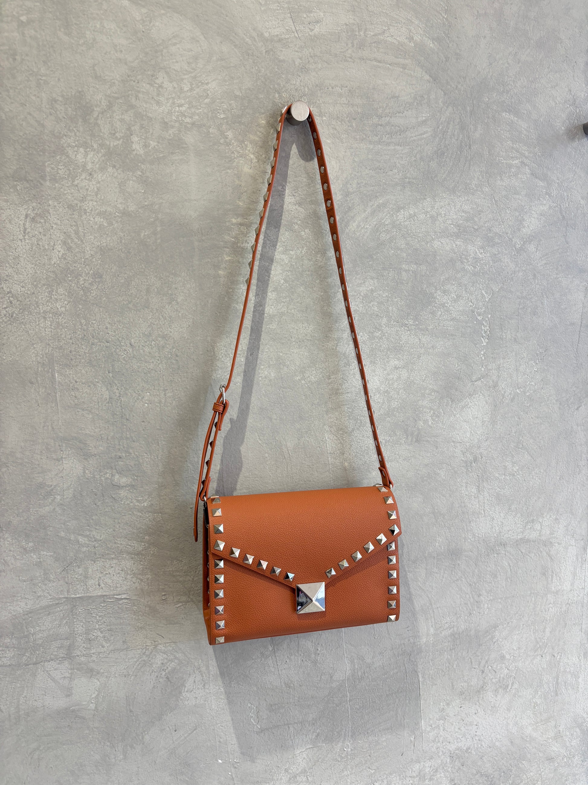 【予約販売】スタッズショルダーハードバッグ／cheek