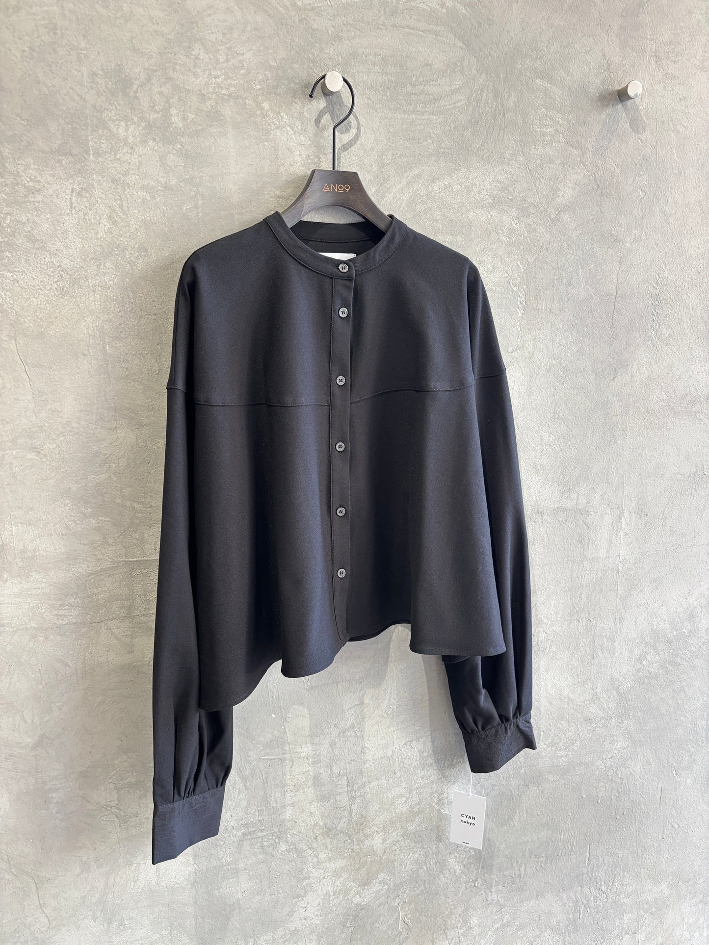 ラウンドステッチサーキュラシャツ／CYAN tokyo