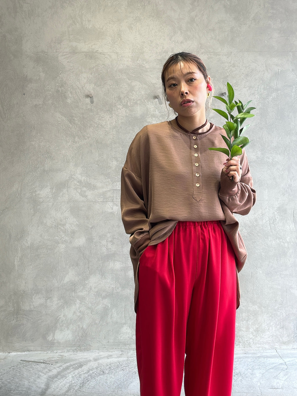 ★グロッシーヘンリーリブブラウス／CYAN tokyo