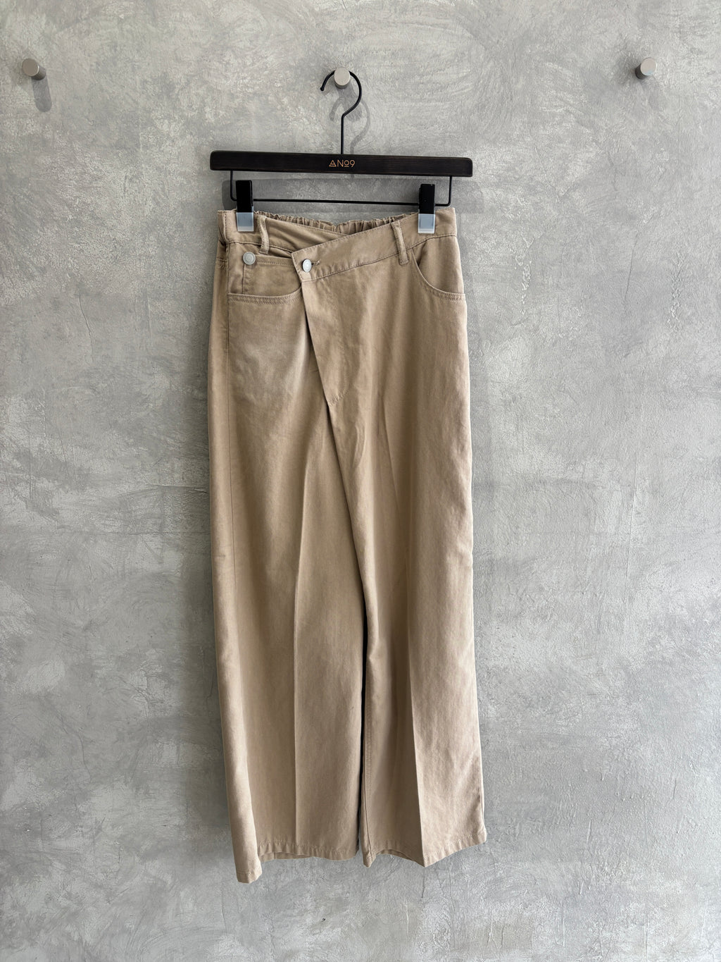 【GWあけにお届け！】アシンメトリーパンツ／P62025AI／PRIORIY　