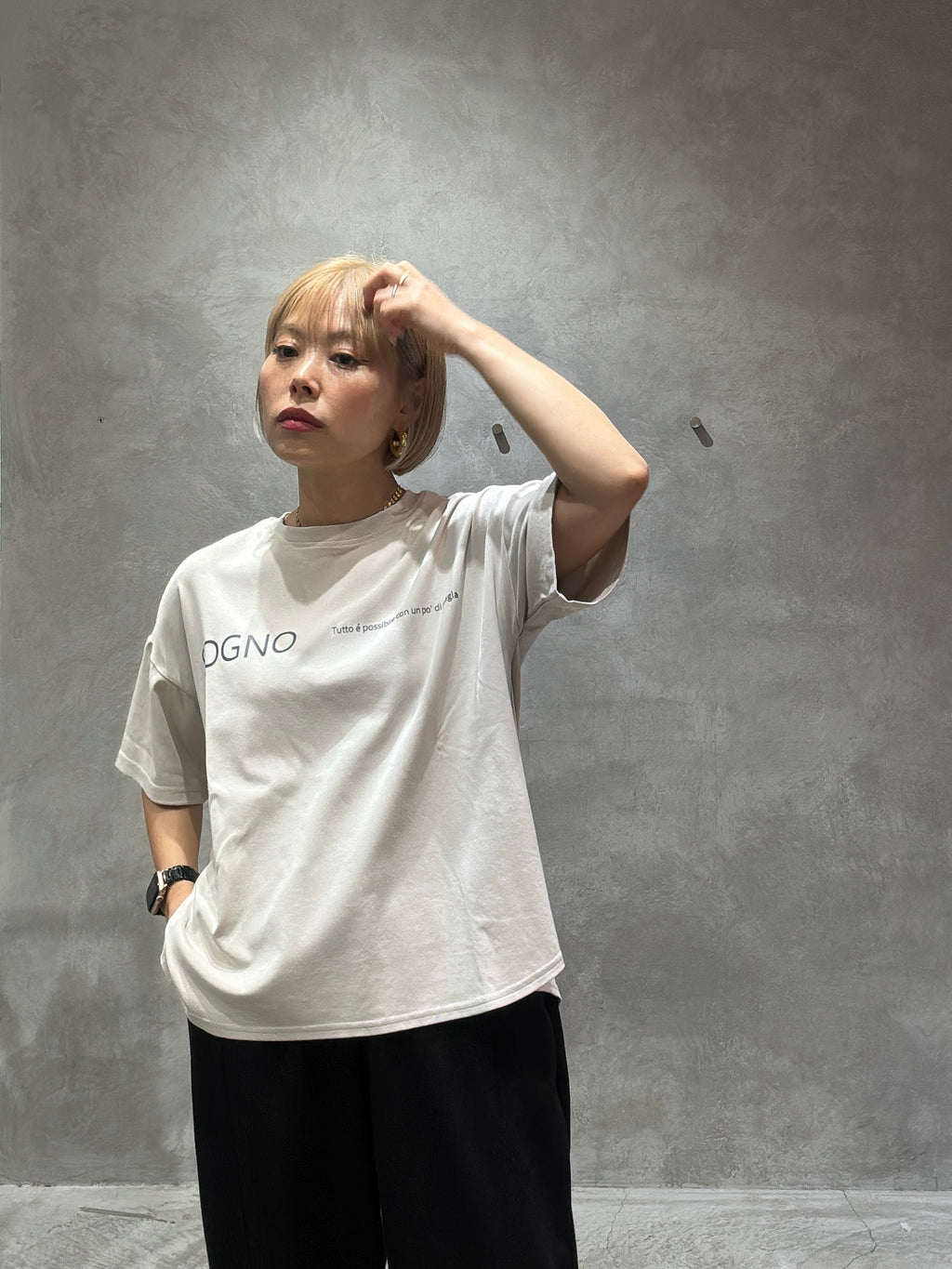 オーバーサイズロゴTシャツ／Anna Kerry