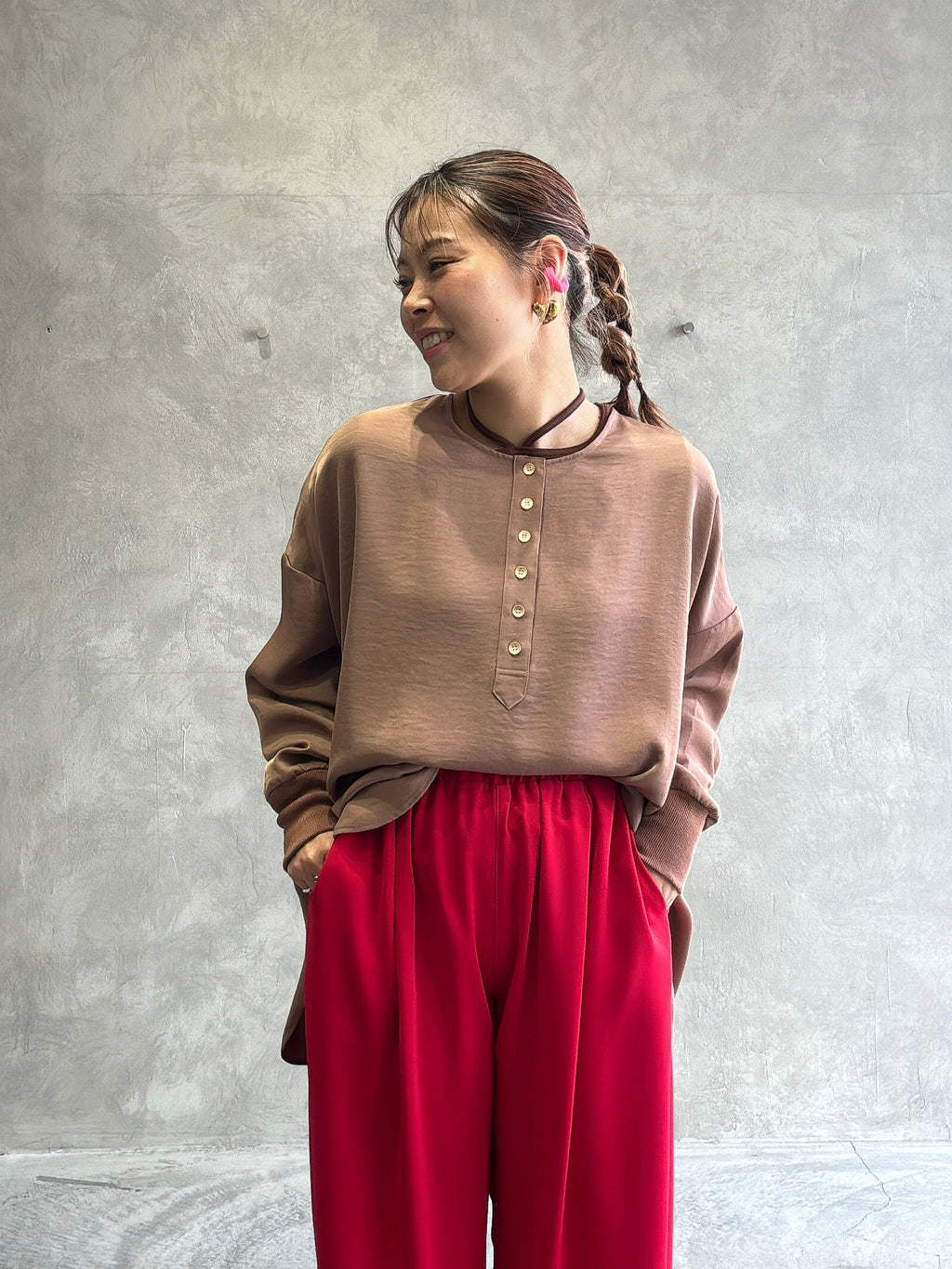 ★グロッシーヘンリーリブブラウス／CYAN tokyo