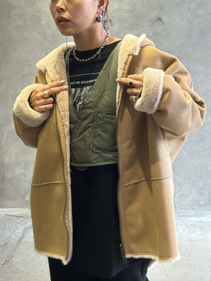 リバーシブルフェイクムートンフードコート／Dignite collier