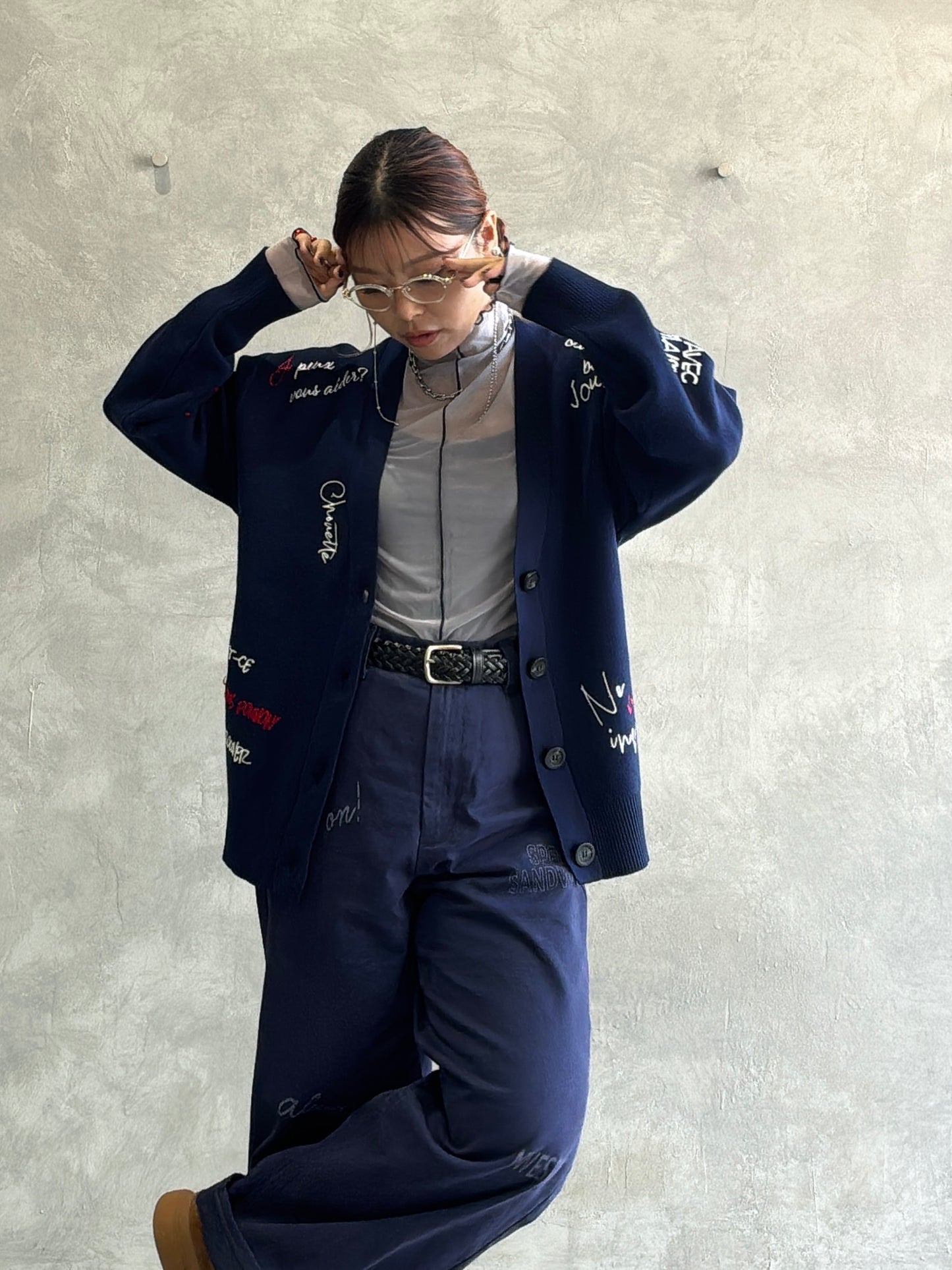 刺繍ロゴニットカーディガン／LHELBIE