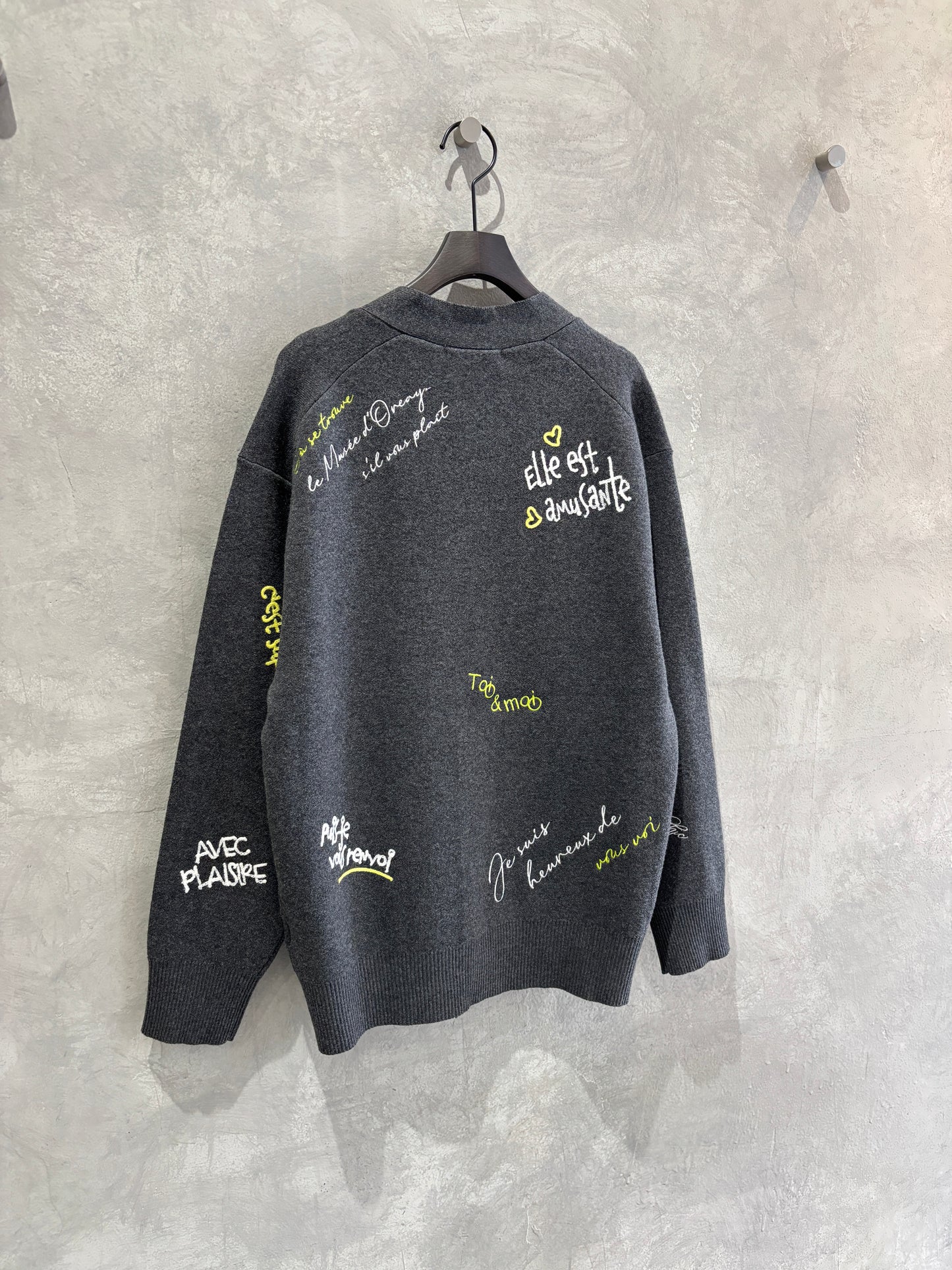 刺繍ロゴニットカーディガン／LHELBIE