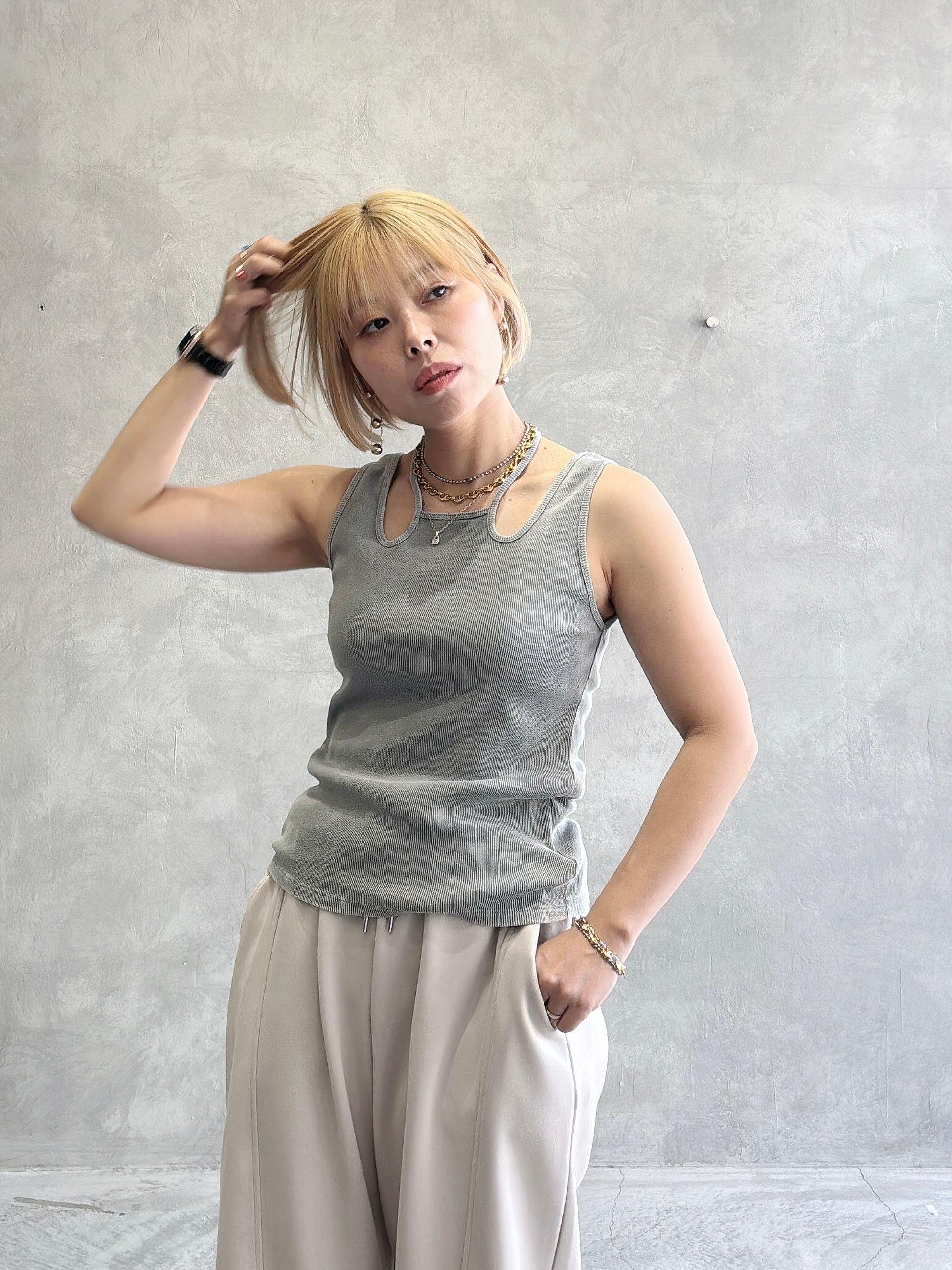 受付終了【週末限定⭐︎予約販売】ホルターデザインノースリーブ／VERSEAU