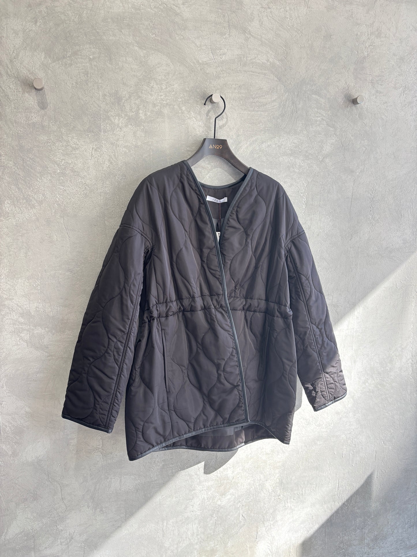 キルティングVネックショートコート／trois