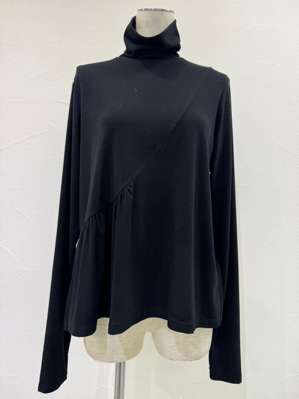 【予約⚡︎販売】アシメギャザーワームタートル／604506／CYAN tokyo／2026 AW#1