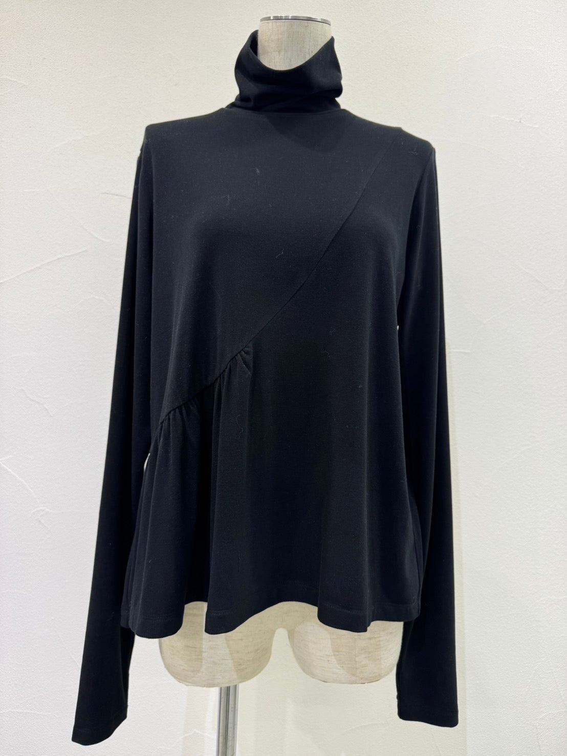 【予約⚡︎販売】アシメギャザーワームタートル／604506／CYAN tokyo／2026 AW#1