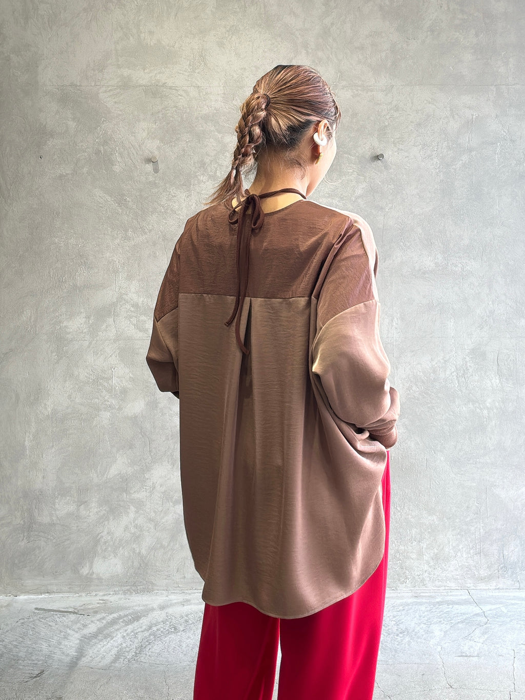 ★グロッシーヘンリーリブブラウス／CYAN tokyo