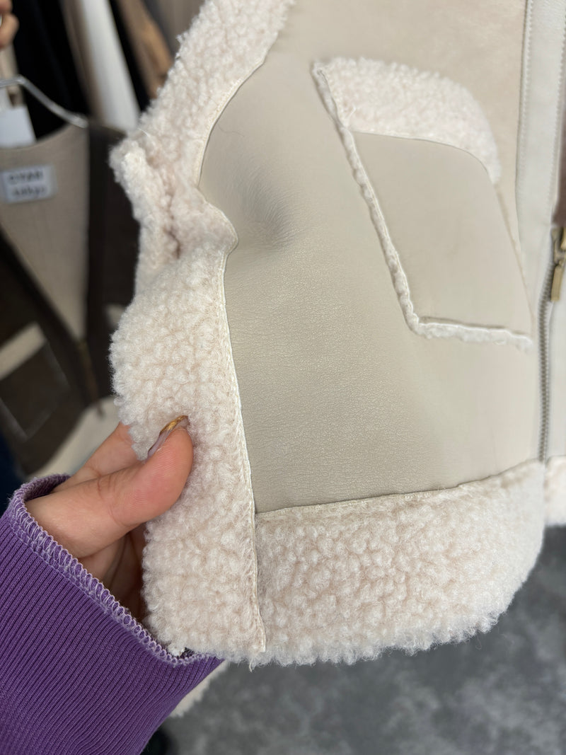 【予約⚡︎販売】バックオーバームートンベスト／604499／CYAN tokyo／2026 AW#1