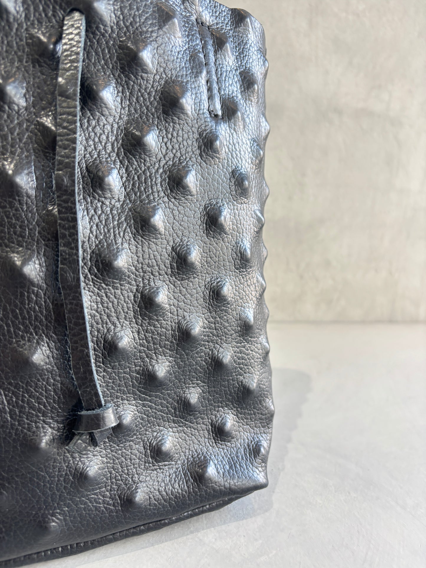 スタッズエンボスバッグ（モノトーン）／イタリア・フィレンツェのレザーバッグ