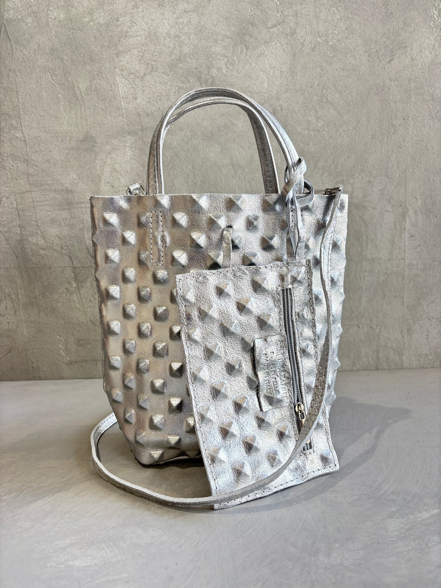 スタッズエンボスバッグ／イタリア・フィレンチェのレザーバッグ