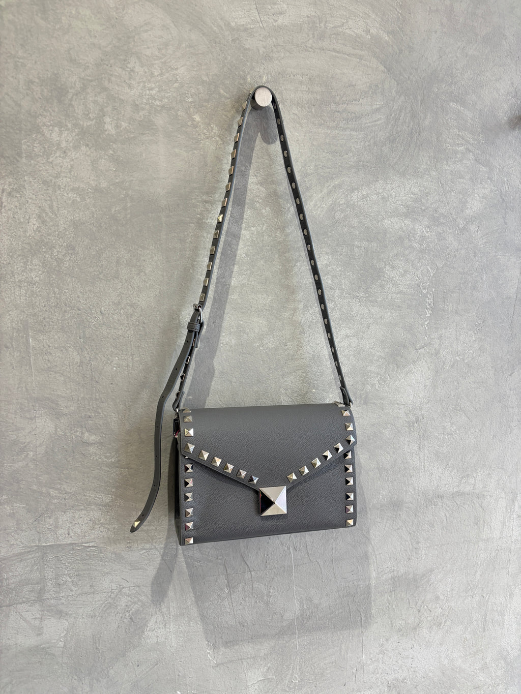 【予約販売】スタッズショルダーハードバッグ／cheek