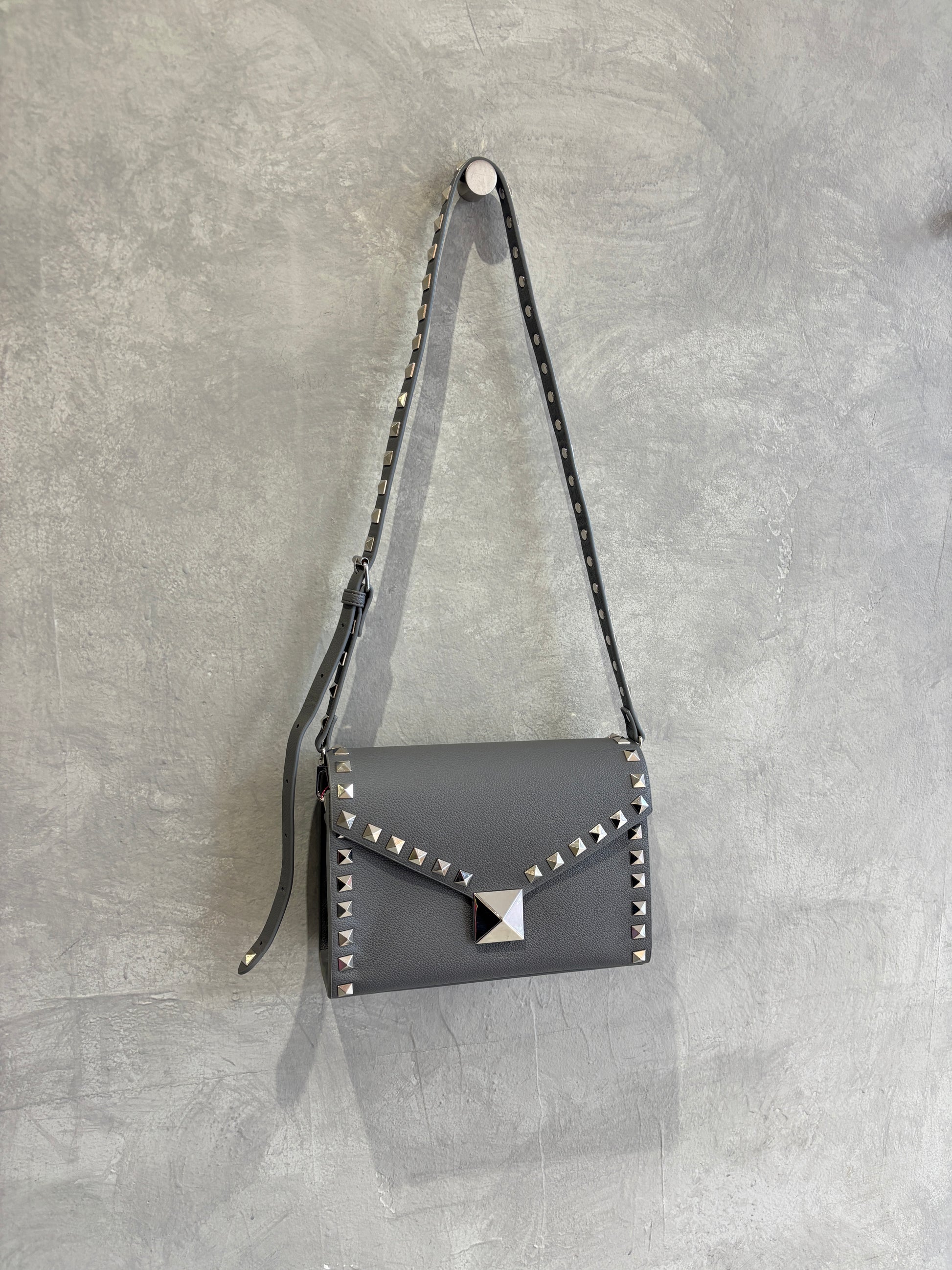 【予約販売】スタッズショルダーハードバッグ／cheek