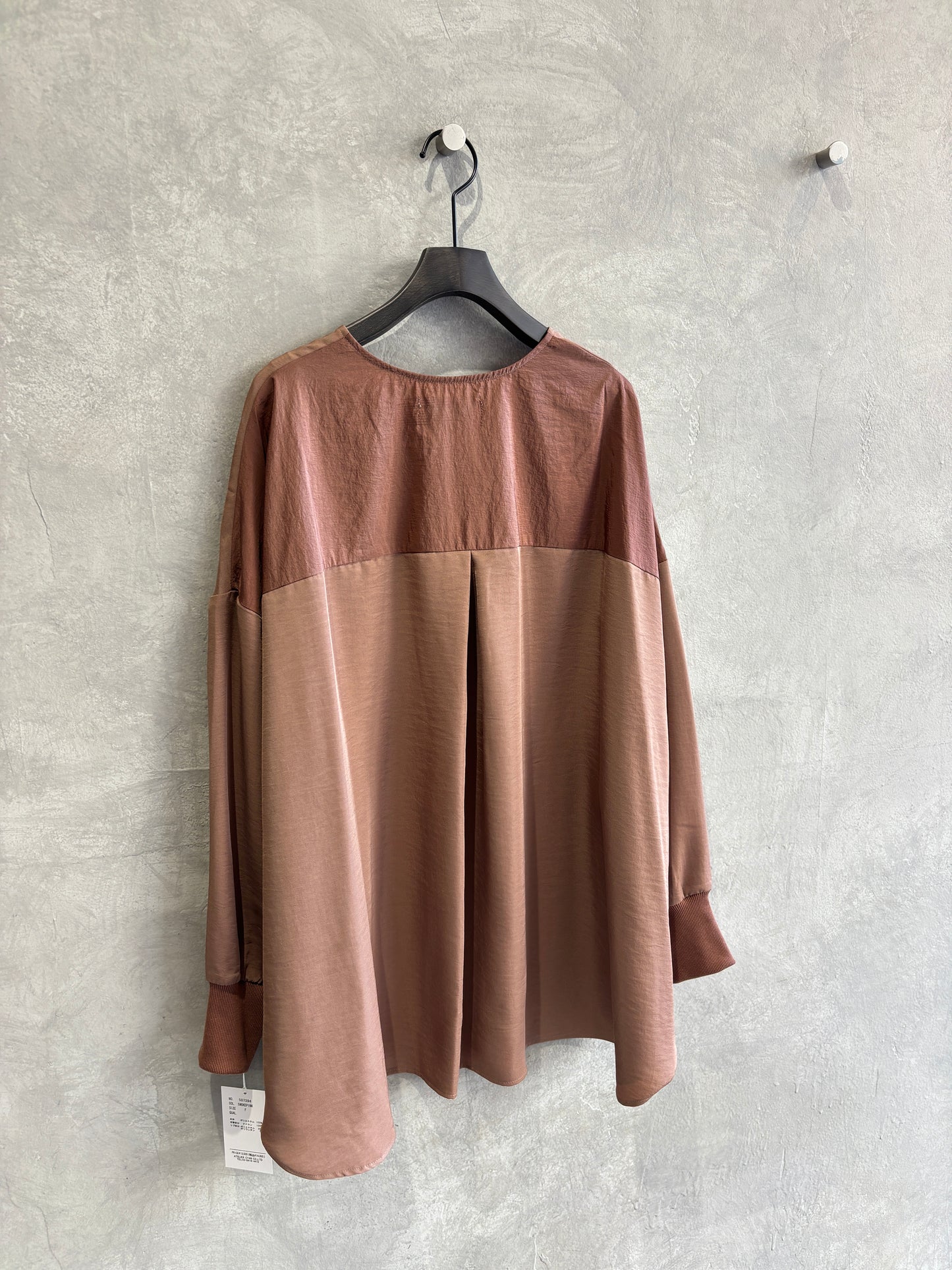 グロッシーヘンリーリブブラウス／CYAN tokyo