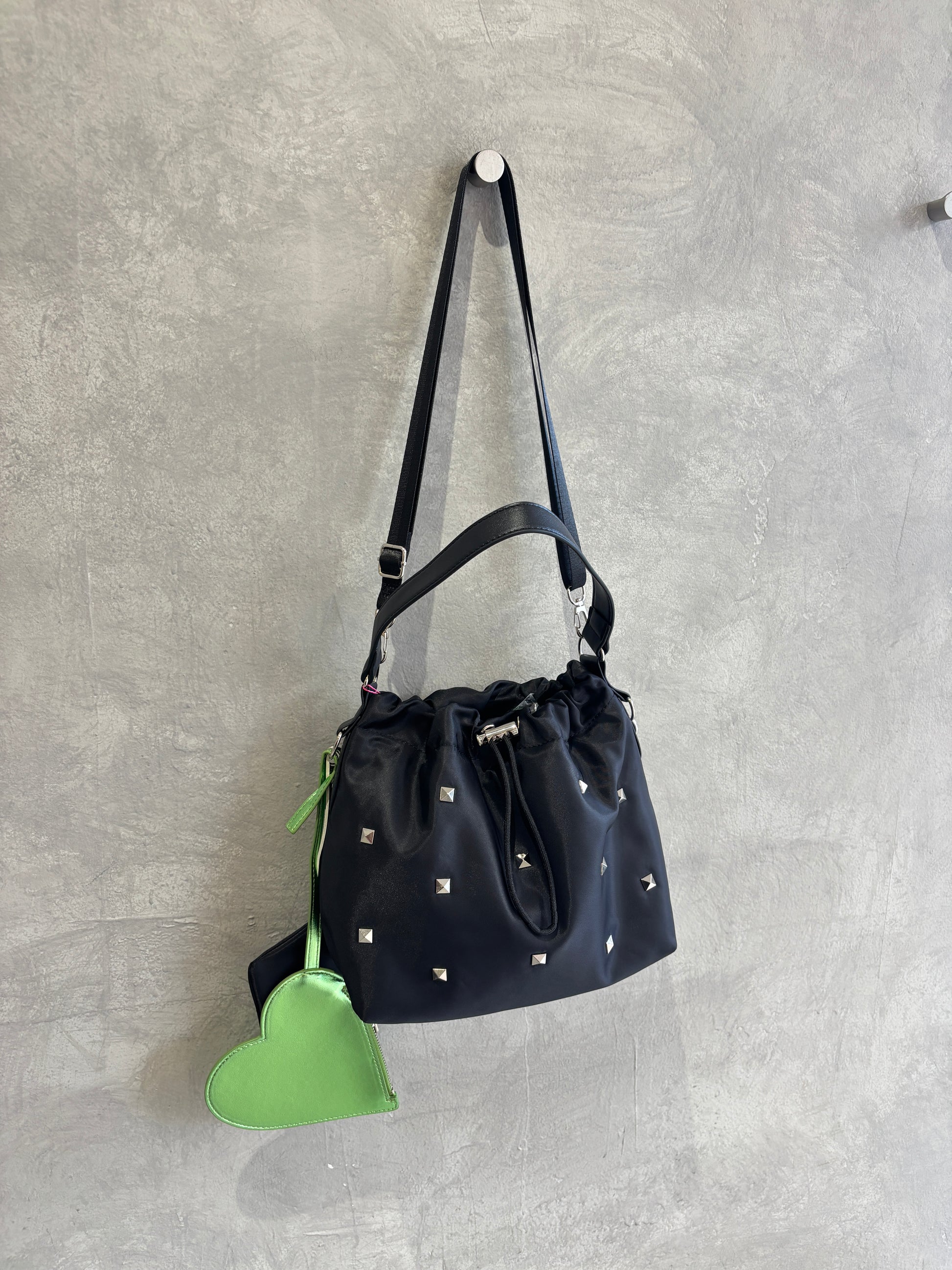 【予約販売】スタッズパディング巾着バッグ／cheek