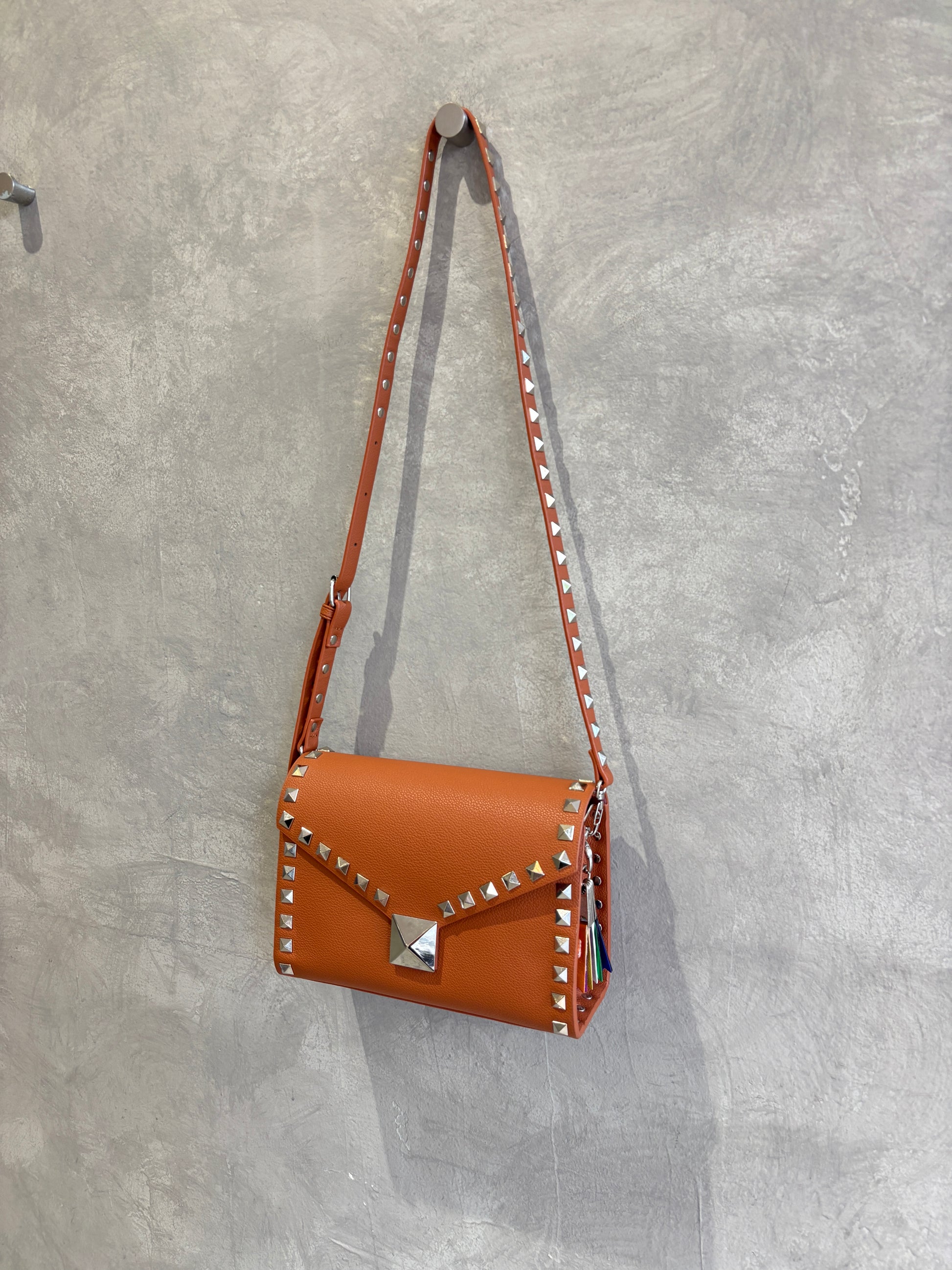 【予約販売】スタッズショルダーハードバッグ／cheek