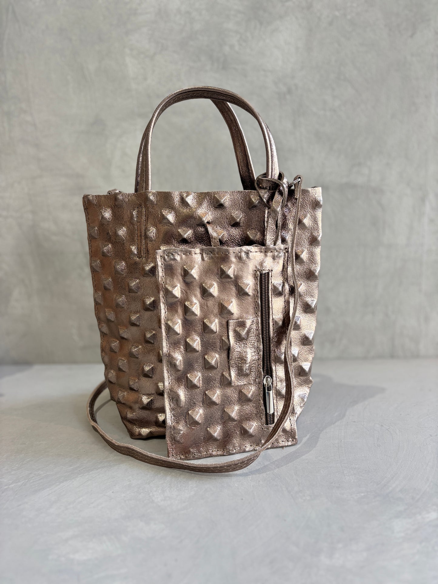 スタッズエンボスバッグ／イタリア・フィレンチェのレザーバッグ