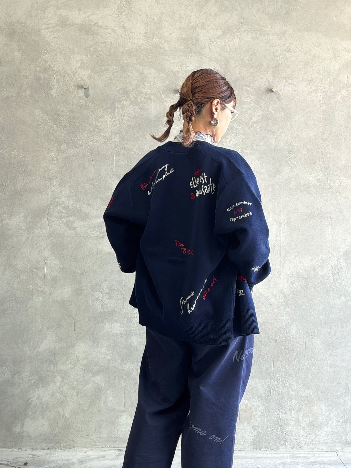 刺繍ロゴニットカーディガン／LHELBIE