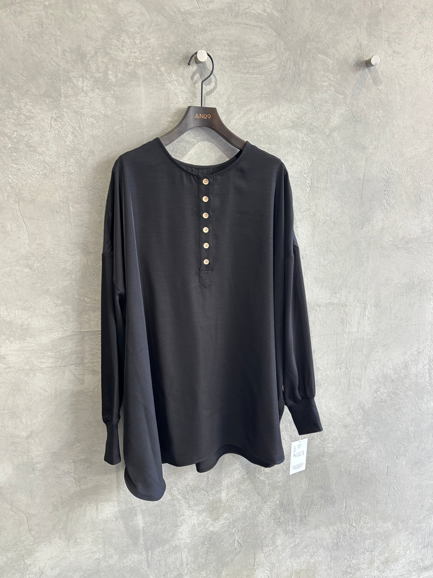 グロッシーヘンリーリブブラウス／CYAN tokyo