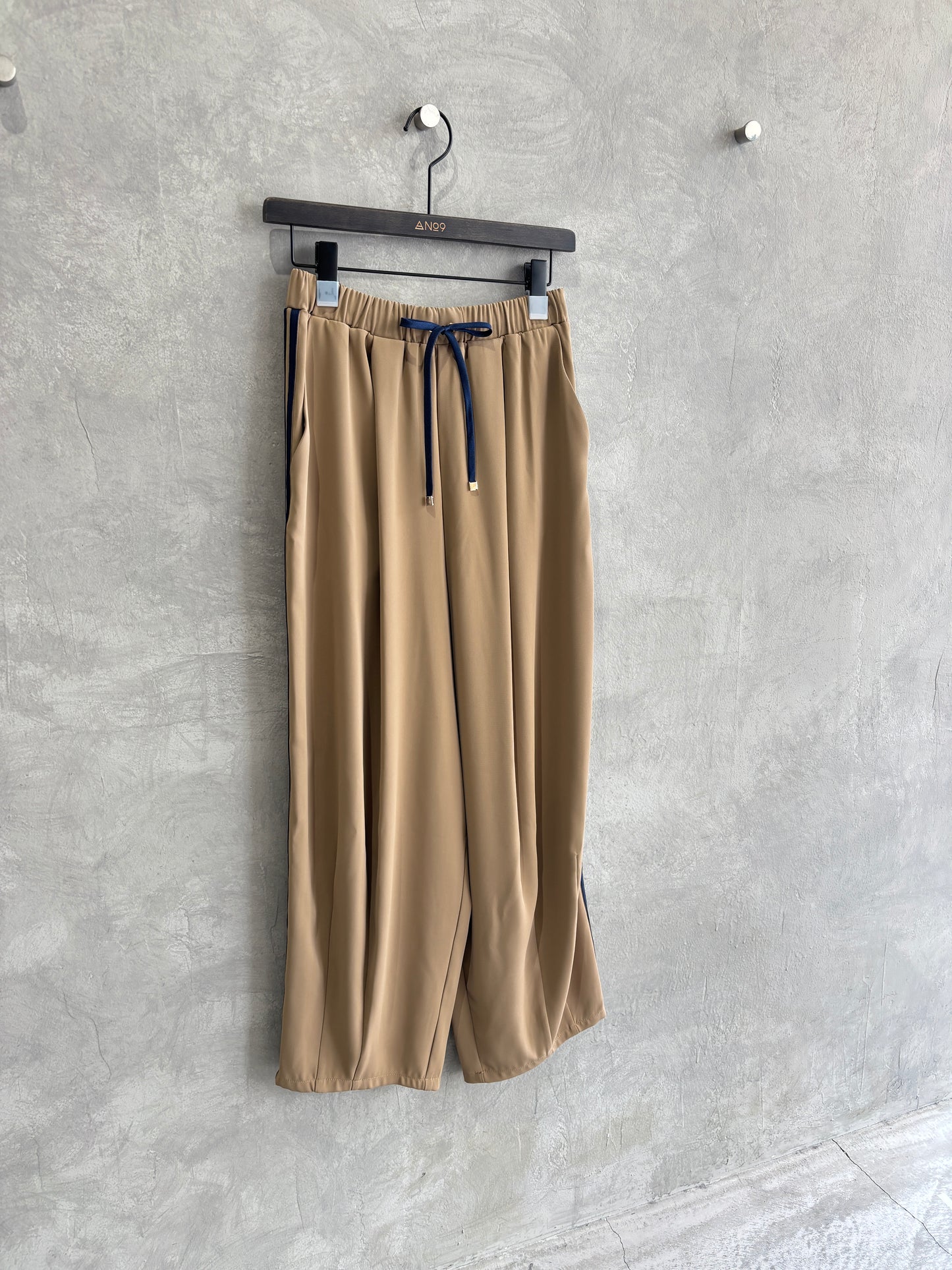 サイドラインバレルレッグパンツ／ayane