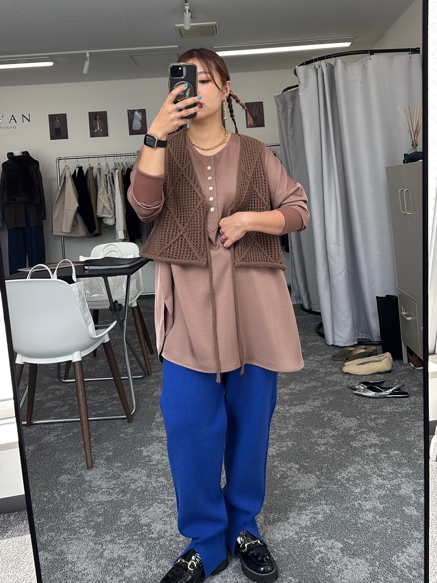 グロッシーヘンリーリブブラウス／CYAN tokyo