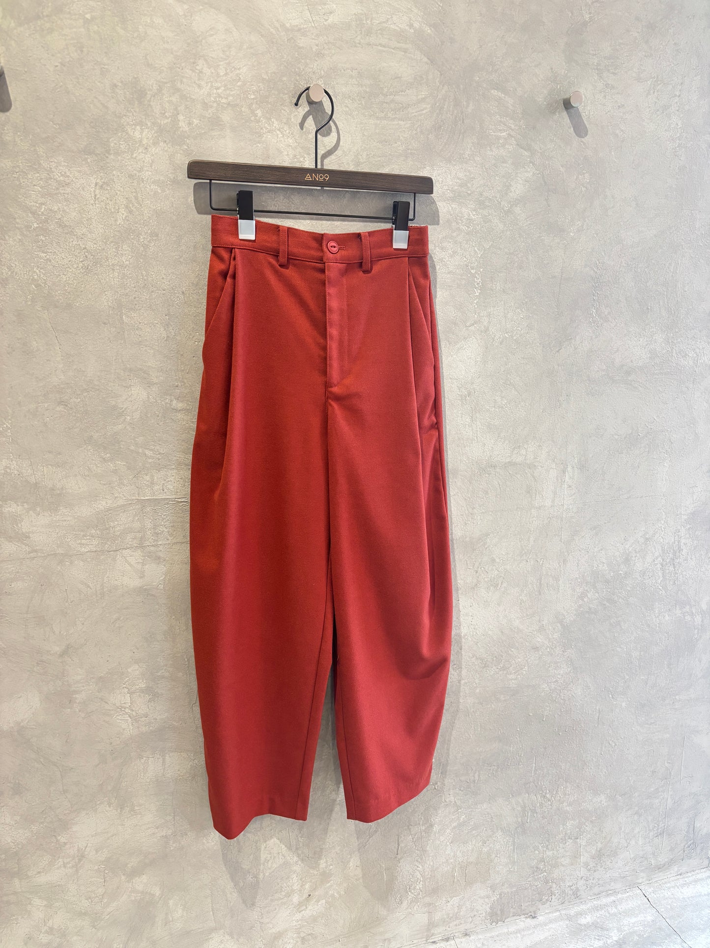 タックカーブパンツ／ANNA  KERRY