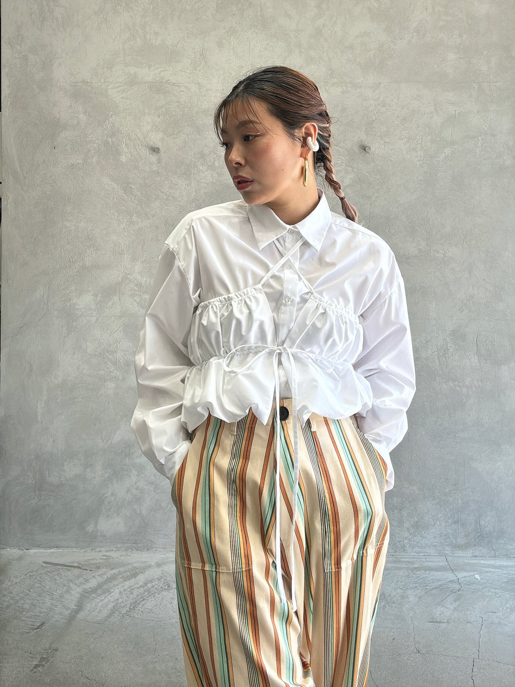 ギャザーぺプラム付きシャツ／VERSEAU