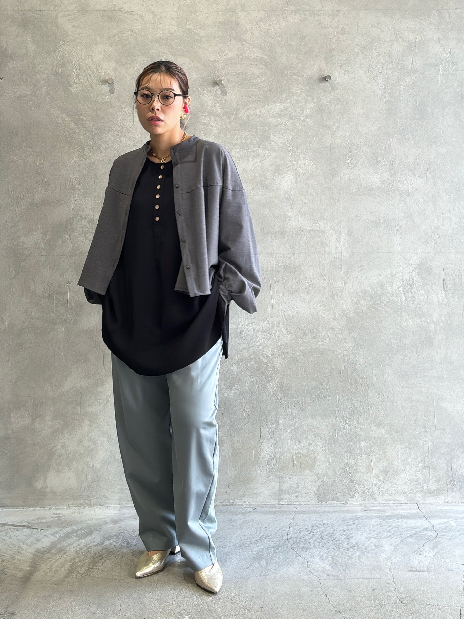 ★グロッシーヘンリーリブブラウス／CYAN tokyo