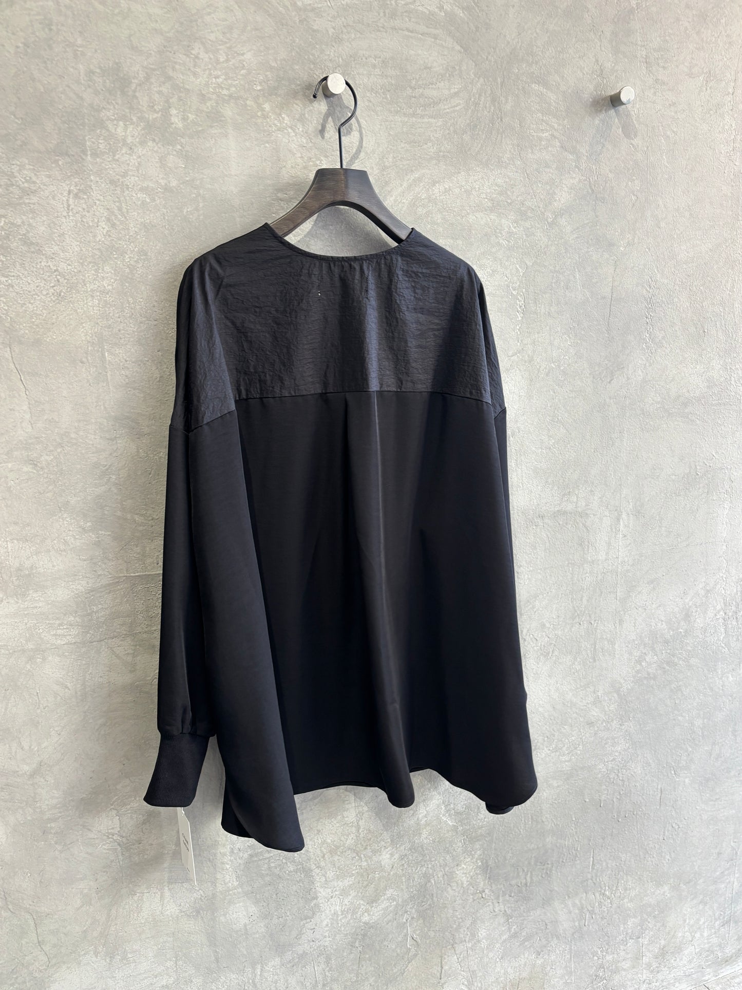 グロッシーヘンリーリブブラウス／CYAN tokyo