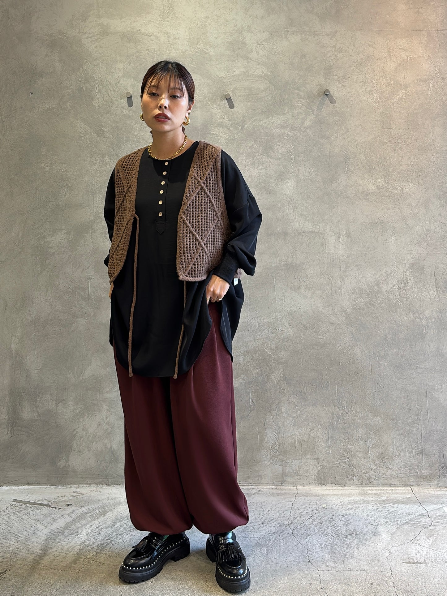 グロッシーヘンリーリブブラウス／CYAN tokyo