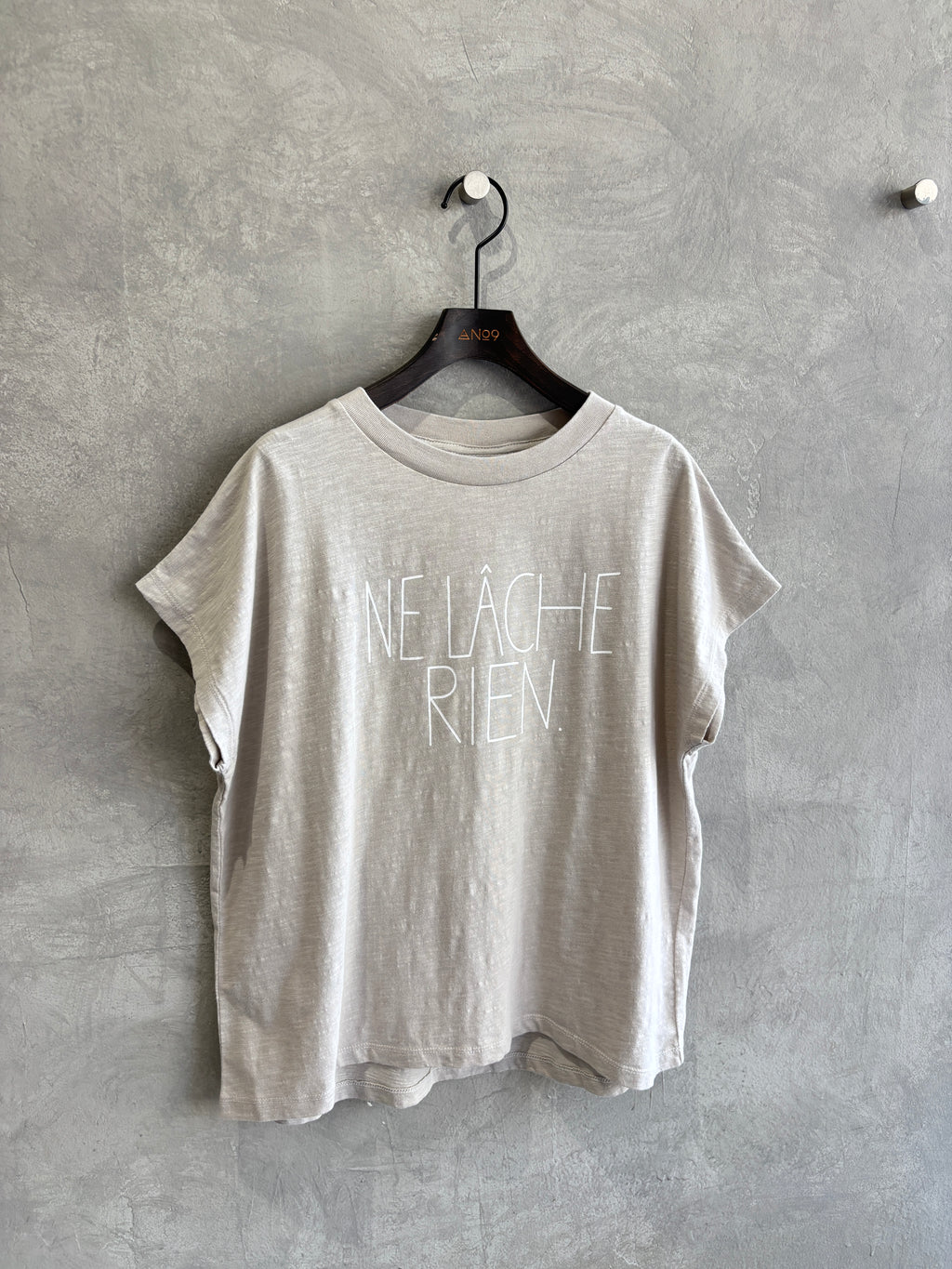 受付終了【予約販売】NE LACHE RIENロゴゆるフレンチスラブTシャツ／ING